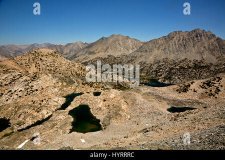 CA03197-00... Kalifornien - Blick in Richtung Rae Lakes von Glen Pass auf die kombinierte JMT/PCT im Kings Canyon National Park. Stockfoto