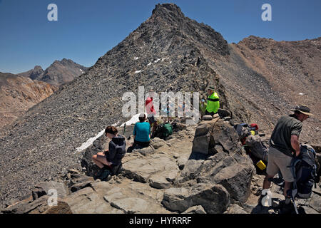 CA03198-00... Kalifornien - Wanderer auf dem Gipfel des Glen Pass auf die kombinierte JMT/PCT im Kings Canyon National Park. Stockfoto