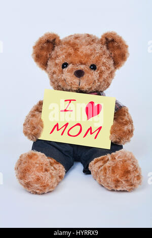 Eine niedliche Teddy-Bär mit einem gelben Schild, das sagt, ich liebe Mama zum Muttertag isoliert auf weißem Hintergrund Stockfoto