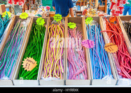 Süßholz Strings auf einen Pick n Mix sweet Stall, England, Großbritannien Stockfoto