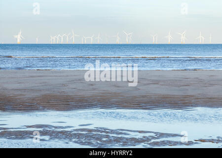 Windenergieanlagen an der Lynn & Inner Dowsing Offshore Windpark in der Nordsee, von Skegness, Lincolnshire, England, UK gesehen Stockfoto