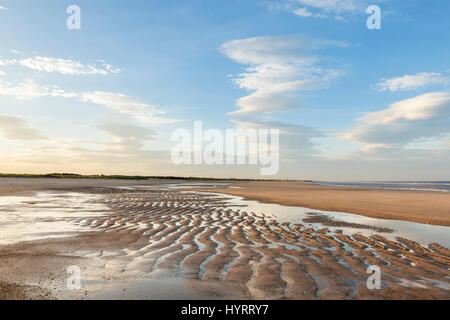 Sand Wellen auf einen leeren Strand am Abend durch die Ebbe gebildet, Gibraltar Point in der Nähe von Skegness, Lincolnshire, England, Großbritannien Stockfoto