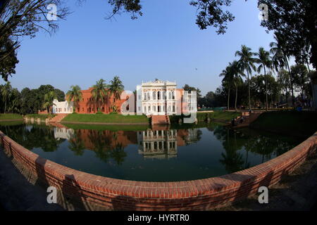 Der Baro Sardar Bari in Sonargaon. Es ist eines der schönsten Beispiele einer Wohnanlage der Kolonialzeit, erbaut auf den Ruinen einer früheren Musli Stockfoto