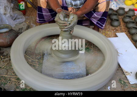 Potter macht Tontopf mit einem herkömmlichen Rad in Sonargaon, Narayanganj, Bangladesch. Stockfoto