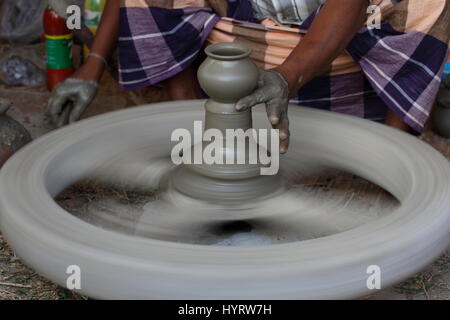 Potter macht Tontopf mit einem herkömmlichen Rad in Sonargaon, Narayanganj, Bangladesch. Stockfoto