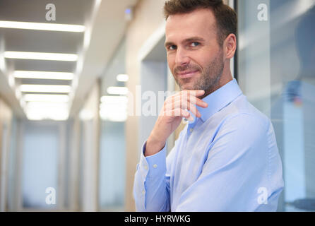 Nachdenklicher Mann im Büro Flur Stockfoto