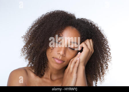 Porträt einer schönen jungen afroamerikanischen Frau schlafen hautnah Stockfoto