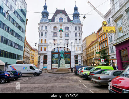 Wien, Österreich - 8. Januar 2014: Johannes Gutenberg-Statue in der Altstadt von Wien, Österreich. Menschen auf dem Hintergrund. Stockfoto