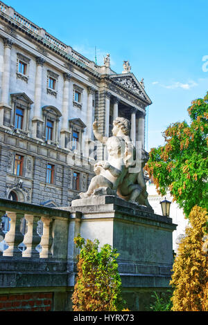 Statue von Putten Engel im Burggarten in Wien in Österreich. Neue Burg der Hofburg im Hintergrund Stockfoto