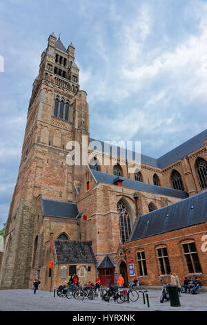 Brügge, Belgien - 10. Mai 2012: St. Salvator Cathedral in der mittelalterlichen Altstadt von Brügge, Belgien. Menschen auf dem Hintergrund Stockfoto