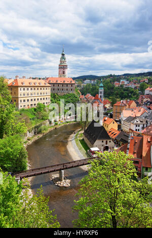 Alte Stadt mit Burg und Krümmung der Vltava (Moldau), Cesky Krumlov in Tschechien. Stockfoto