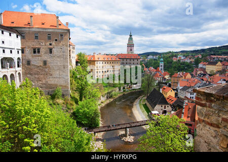Alte Stadt mit Burg und Biegung von der Vltava Fluss von Cesky Krumlov in Tschechien. Stockfoto