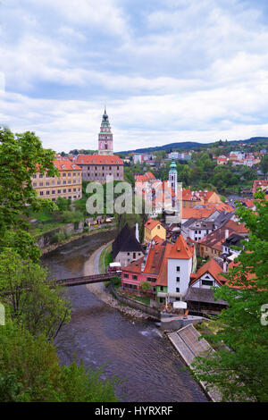 Alte Stadt mit Burg und die Biegung der Moldau in Cesky Krumlov in Tschechien. Stockfoto