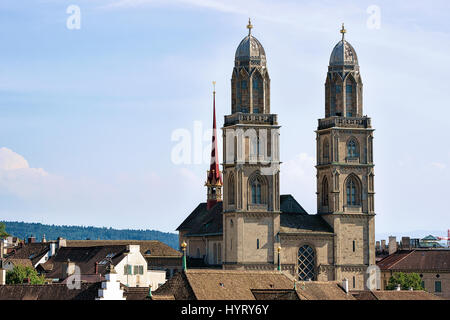 Doppelte Türme der Kirche Grossmünster in Zürich, Schweiz. Stockfoto