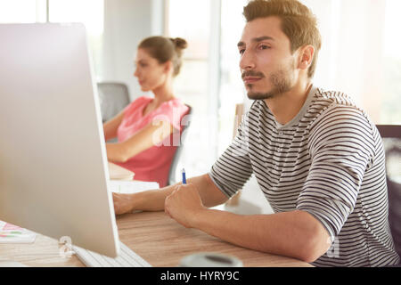 Mann sehr konzentrierte sich auf seine Arbeit Stockfoto