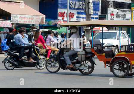 Motorrad Tuk-Tuk an viel befahrenen Straße in Siem Reap, Kambodscha Stockfoto