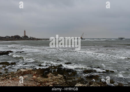 Kap Schabla, Schwarzes Meer, Bulgarien in einem kalten Wintertag. Bau eines neuen Bohrinsel an der Stelle der zerstörten Alten Stockfoto