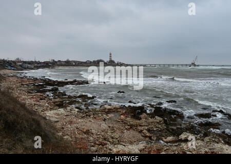 Kap Schabla, Schwarzes Meer, Bulgarien in einem kalten Wintertag. Bau eines neuen Bohrinsel an der Stelle der zerstörten Alten Stockfoto