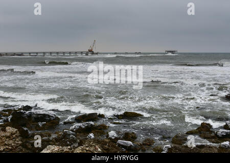 Kap Schabla, Schwarzes Meer, Bulgarien in einem kalten Wintertag. Bau eines neuen Bohrinsel an der Stelle der zerstörten Alten Stockfoto