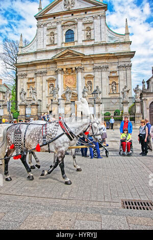 Krakau, Polen - 1. Mai 2014: Menschen und Kirche St. Peter und Paul auf dem Maria Magdalena Platz in der Altstadt von Krakau, Polen Stockfoto