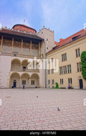 Krakau, Polen - 1. Mai 2014: Menschen im Innenhof des Schloss Wawel in Krakau, Polen Stockfoto