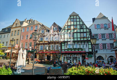 Linz am Rhein, Deutschland - 4. Mai 2013: Menschen am Burgplatz in Linz am Rhein in Rheinland-Pfalz in Deutschland. Platz im Zentrum Stadt. Stockfoto