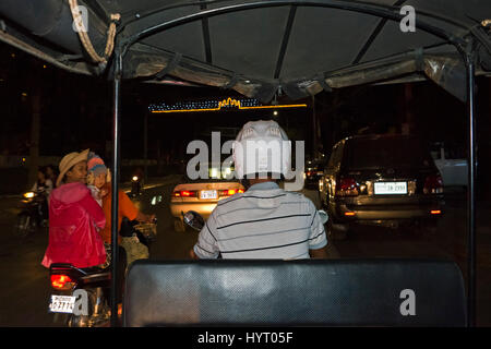 Horizontale Streetview ein Tuk-Tuk Fahrt durch den Verkehr in der Nacht in Siem Reap Stockfoto