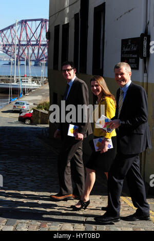 Schottische Liberal Democrats Willie Rennie (R), UK Business Minister Jo Swinson (C) und Mike Crockart, die Sitzung MP in Edinburgh West (L), in South Queensferry für den Start des schottischen Lib Dem Manifest Stockfoto