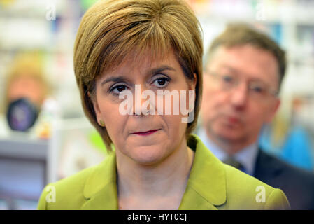 SNP Führer Nicola Sturgeon Wahlkampf im Wahlkreis Edinburgh West Stockfoto