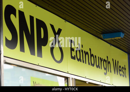 Ein Schild über der Tür des SNP Edinburgh West Wahlkreis Kampagne hub Stockfoto