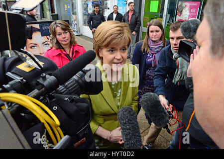 SNP Führer Nicola Sturgeon Wahlkampf im Wahlkreis Edinburgh West mit potenziellen Parlamentskandidatin Michelle Thomson (in rot) Stockfoto