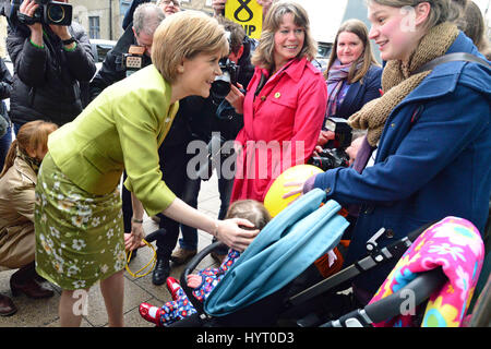 SNP Führer Nicola Sturgeon Wahlkampf im Wahlkreis Edinburgh West mit potenziellen Parlamentskandidatin Michelle Thomson (in rot) Stockfoto