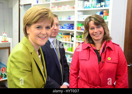 SNP Führer Nicola Sturgeon Wahlkampf im Wahlkreis Edinburgh West mit potenziellen Parlamentskandidatin Michelle Thomson (in rot) Stockfoto