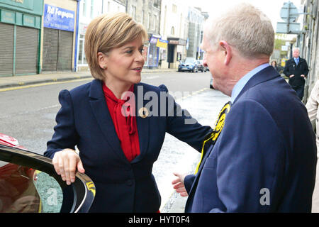 SNP-Führer und erster Minister Nicola Sturgeon wird begrüßt von Dunfermline und West Fife Kandidat Douglas Chapman am Tag fünf von ihren Helikopterflug über Schottland im Vorfeld der Parlamentswahlen Stockfoto