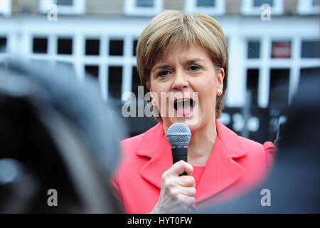 SNP-Führer und erster Minister Nicola Sturgeon sprechen in Edinburgh Stadt Zentrum am letzten Tag des Wahlkampfes general Stockfoto