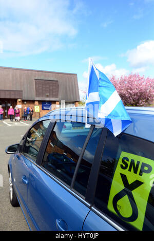 Ein Auto mit einem SNP-Poster und das schottische Andreaskreuz vor einem Wahllokal in Dalgety Bay in Kirkcaldy und Cowdenbeath Wahlkreis zuvor vertreten durch ehemaligen Premierminister Gordon Brown dekoriert Stockfoto