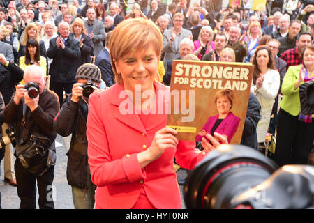 SNP-Führer und schottischen ersten Minister Nicola Sturgeon hält eine Kopie der Partei allgemeine Wahl-Manifest für die Kameras, wie sie es in Edinburgh startet Stockfoto