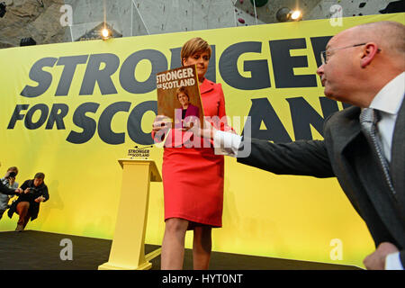 SNP-Führer und schottischen ersten Minister Nicola Sturgeon übergab eine Kopie der allgemeinen Wahlprogramm der Partei von ihrem Ehemann, SNP-Geschäftsführer Peter Murrell auf einem Launch-Event in Edinburgh Stockfoto