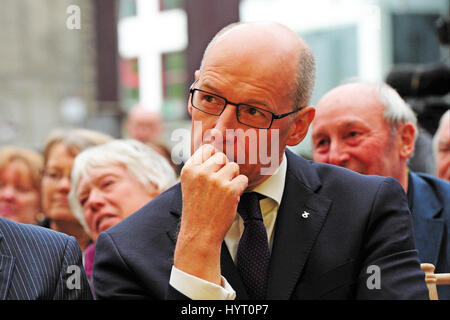 Stellvertretende erste Minister und Scottish Finance Sekretär John Swinnney hört aufmerksam, Nicola Sturgeon Rede bei der Vorstellung der SNP-allgemeine Wahl-Manifest in Edinburgh Stockfoto