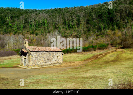 ein Blick auf die alte kleine Kirche St. Margaret in den Krater des Santa Margarida Volcano in den Naturpark Garrotxa Volcanic Zone in Stockfoto