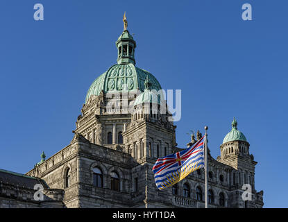 British Columbia Parlamentsgebäude BC Flagge Victoria BC Kanada auf eine vor blauem Himmel Stockfoto