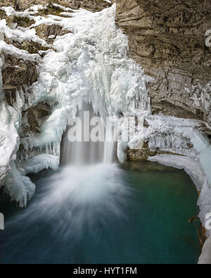 Eisige Wasserfälle an den Johnston Canyon Falls in Banff Nationalpark Alberta Kanada winter Langzeitbelichtung fließenden fließende Wirkung Stockfoto