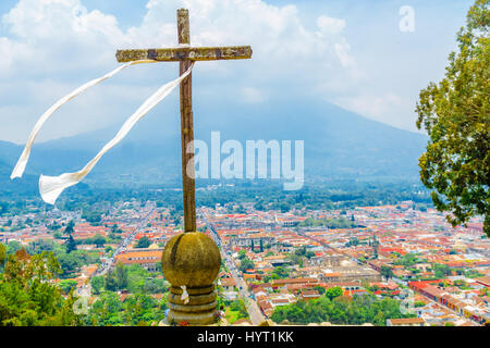 Blick auf Antigua und Vulkan de Aguaby Cerro De La Cruz in Guatemala Stockfoto