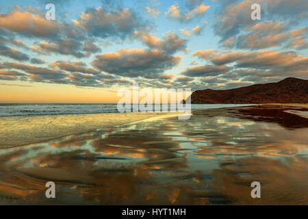 Rocky zu Tage tretenden, Wolken und Reflexionen, Las Palmas Strand, Todos Santos, Baja California Sur, Mexiko Stockfoto