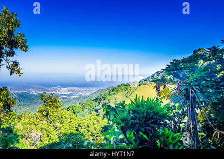 Blick auf die Berglandschaft und Santa Marta aus Minca in Kolumbien Stockfoto