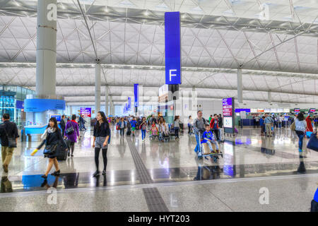 HONG KONG - 31. März 2015: Passagiere in der Hauptlobby des Flughafen Chek Lap Kok. Der Hong Kong Airport wickelt mehr als 70 Millionen Passagiere pro ye Stockfoto