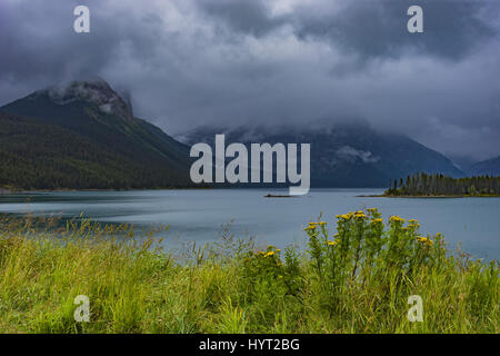 Upper Kananaskis Lake an einem stürmischen Tag in den felsigen Mountanis in der Nähe von Canmore Alberta Kanada Stockfoto