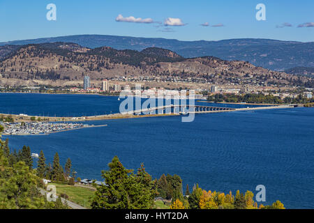 Ein Blick auf die Brücke über den Okanagan See zwischen West Kelowna und Kelowna / britischen Columbia Kanada mit Blick auf die Skyline von Kelowna und eine Marina in t Stockfoto