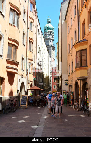 Eine schmale Straße mit Reihen von Geschäften, Innsbruck, Österreich Stockfoto