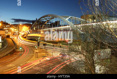 Eine Straßenbahn fährt über Park Square Bridge (Supertram Brücke), ein prominenter Brücke im Stadtzentrum von Sheffield, Yorkshire, England UK - Winter Stockfoto